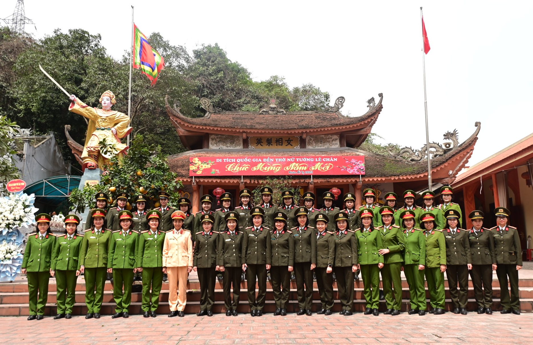 Hội Phụ nữ Công an thành phố về nguồn, báo công nhân dịp kỷ niệm 115 Ngày Quốc tế Phụ nữ 8/3, 1985 năm cuộc khởi nghĩa Hai Bà Trưng